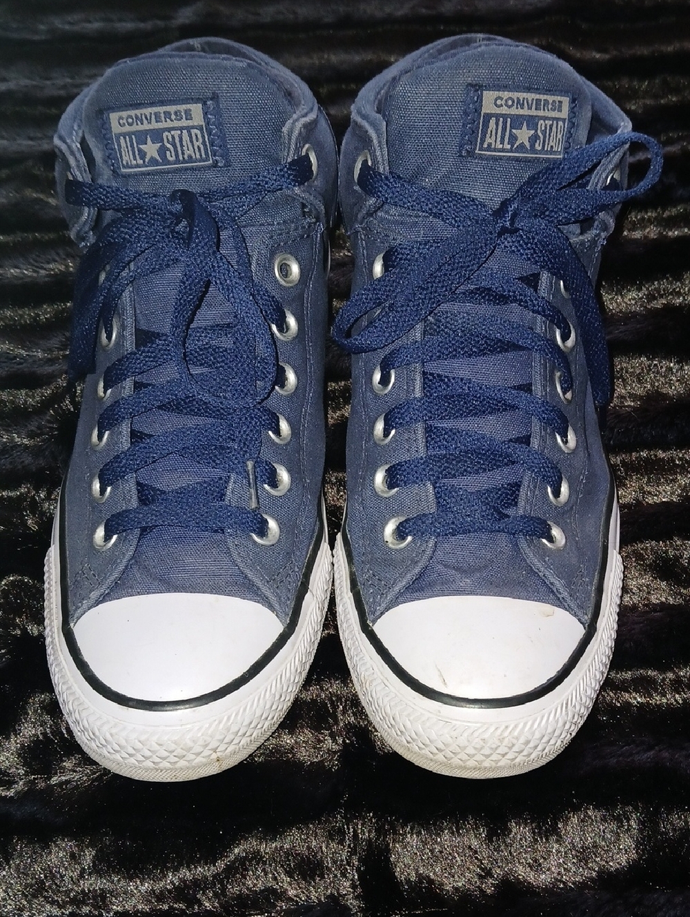 Yes, Smokey (played by Chris Tucker) famously wears blue Converse Chuck Taylor